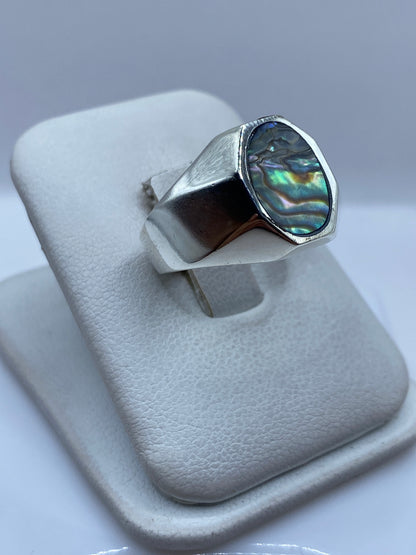 Anillo de plata robusto con engaste de piedra, perfil lateral