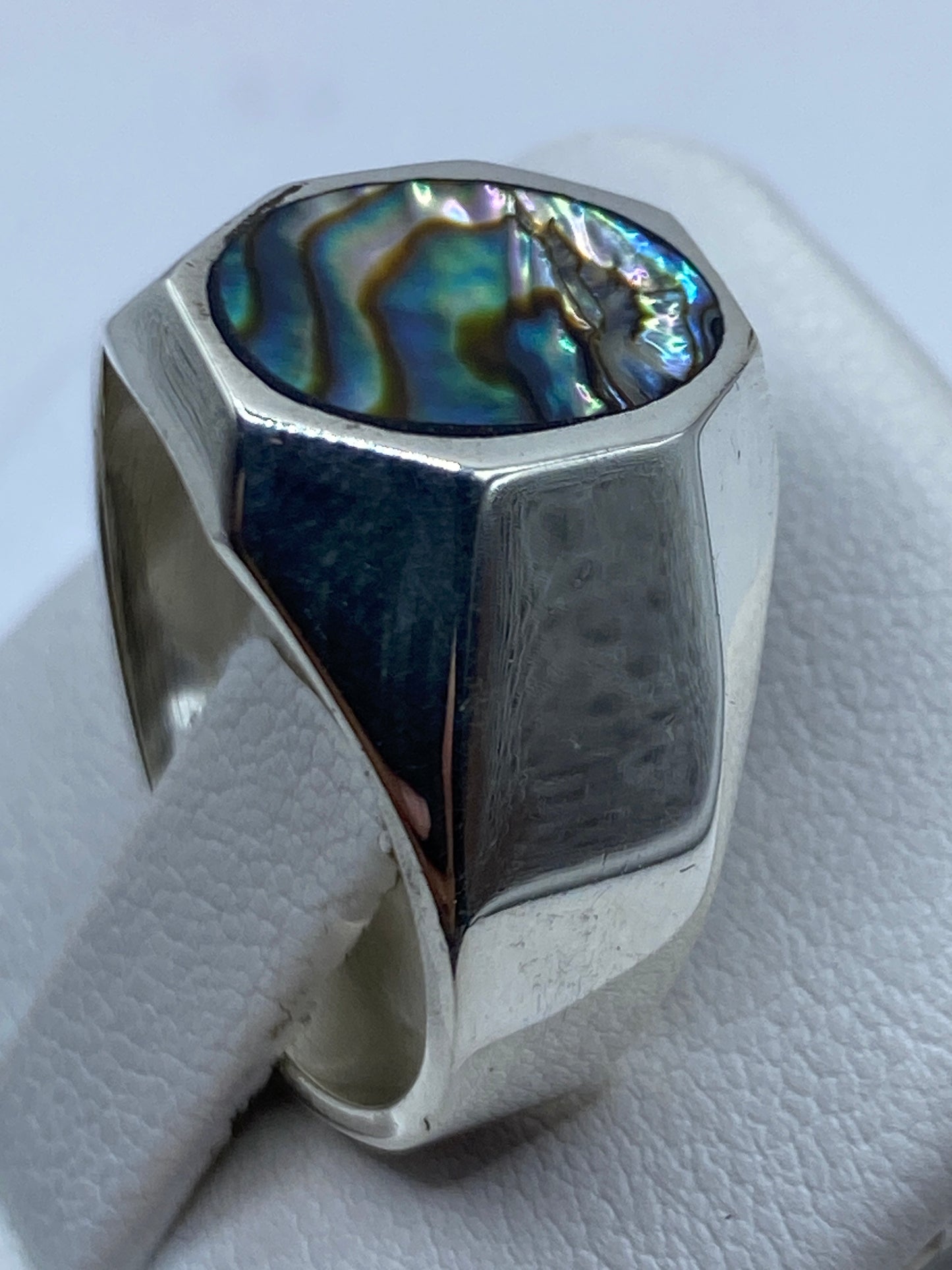 Detalle del engaste a mano de la piedra en anillo de plata de Taxco