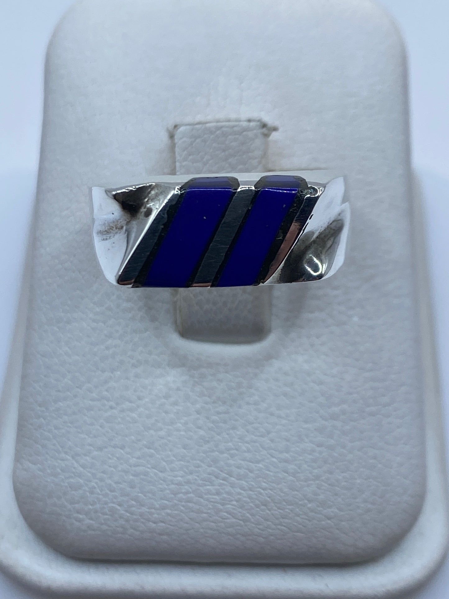 Anillo de plata .925 con piedra azul engastada a mano, visto de frente