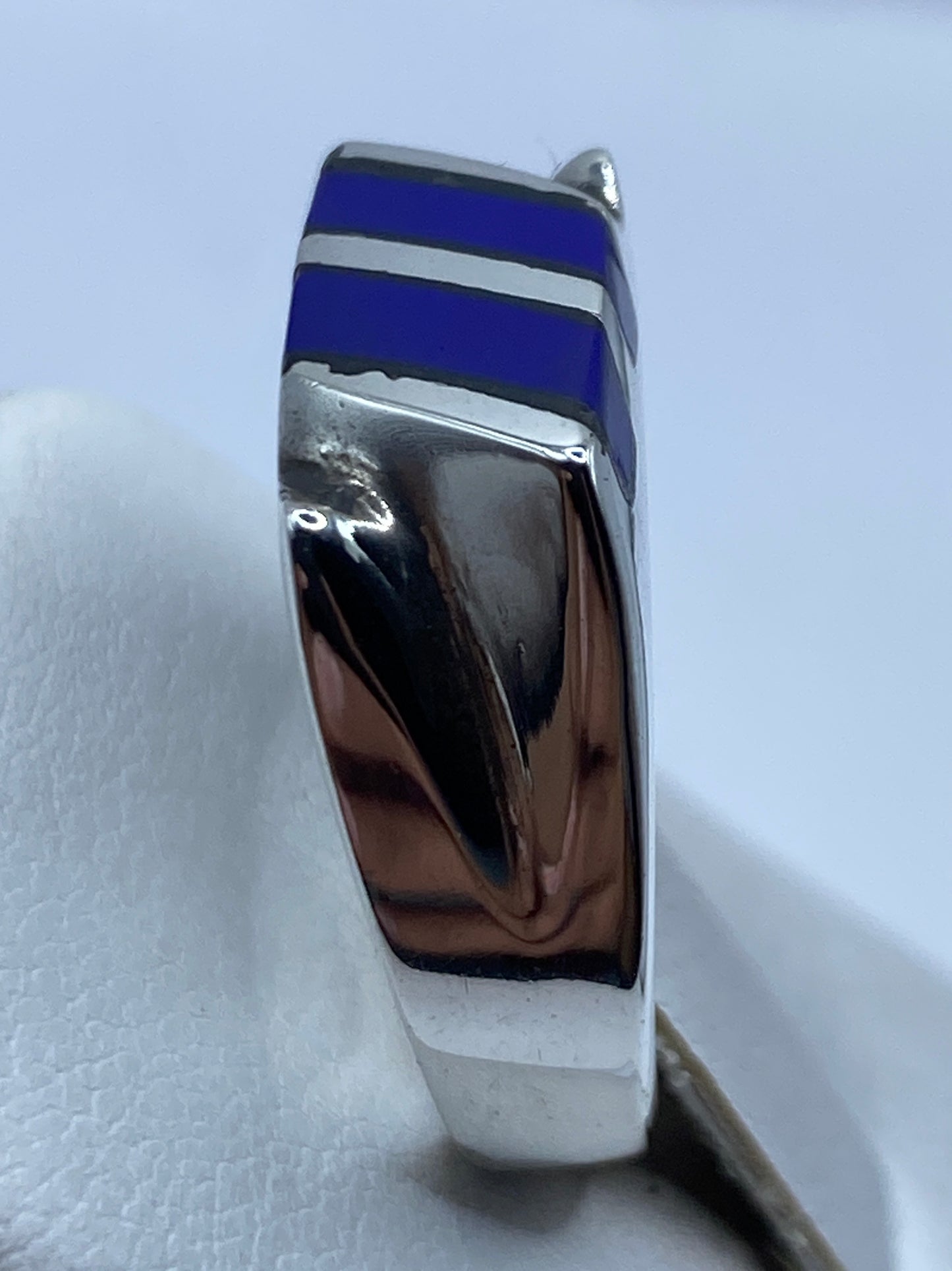 Detalle del engaste de la piedra azul en la plata .925