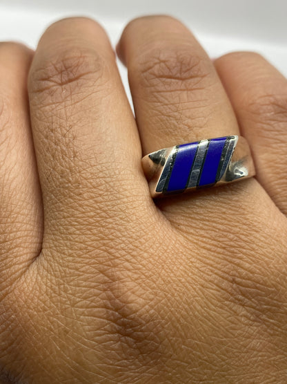 Anillo sobre fondo blanco mostrando el sello .925 en la banda interior