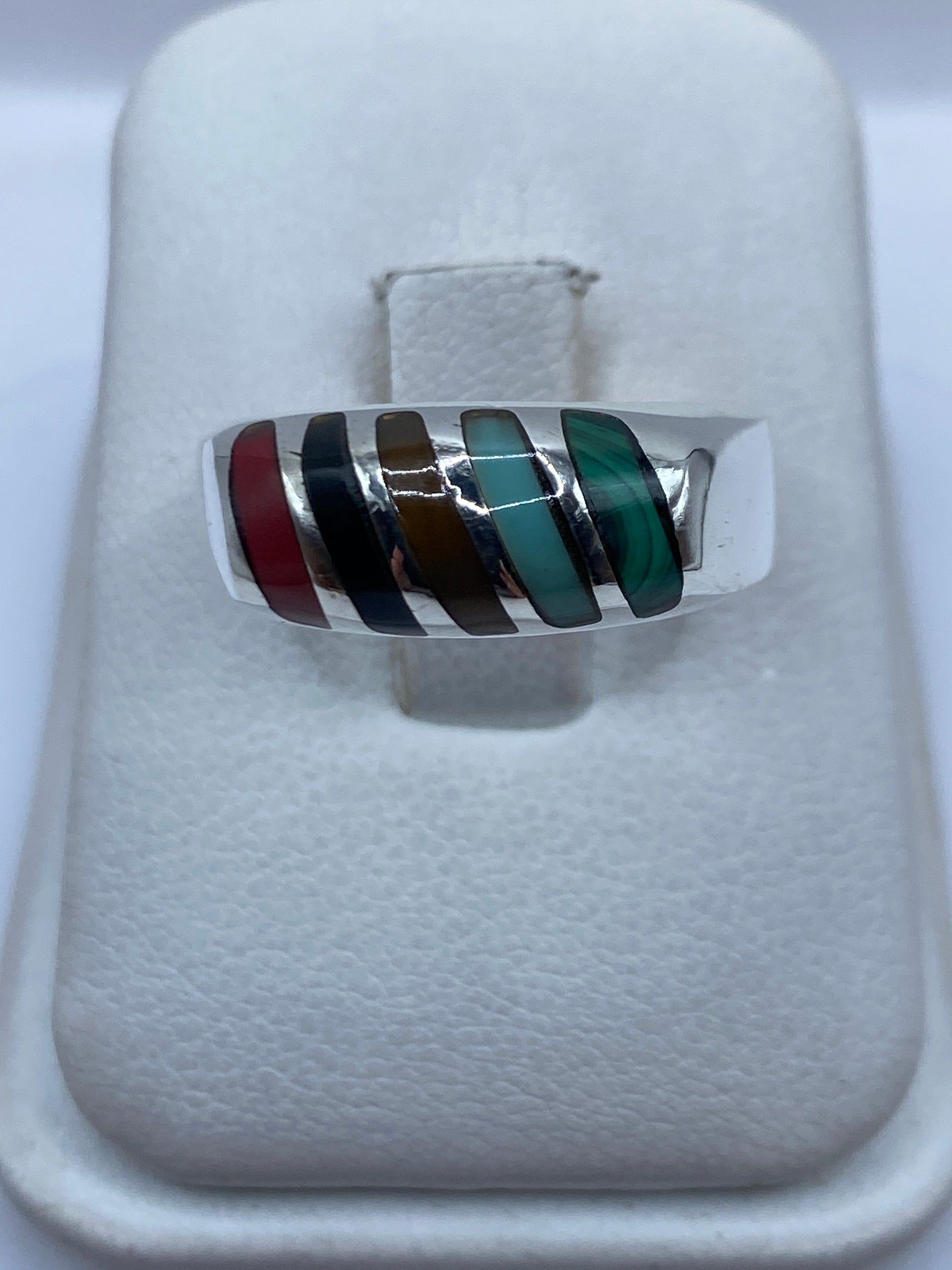Anillo de plata con cinco franjas de malaquita verde engastadas a mano
