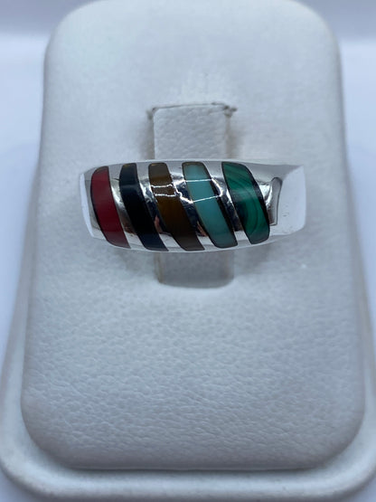 Anillo de plata con cinco franjas de malaquita verde engastadas a mano
