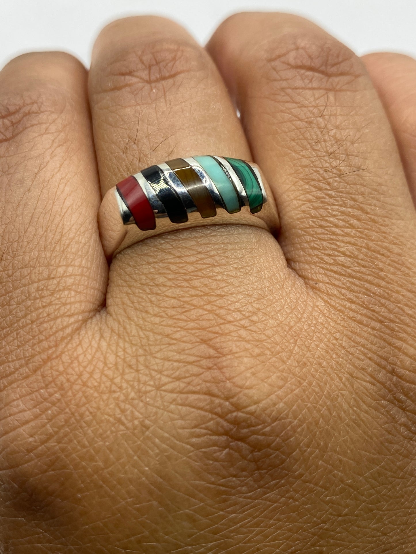 Anillo sobre fondo blanco mostrando el Quinto .925 en el interior