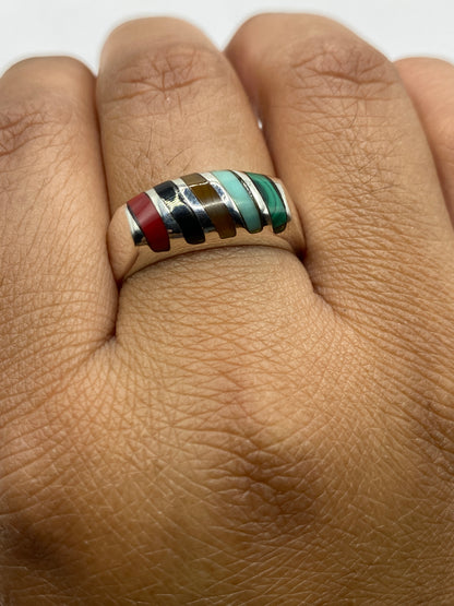 Anillo sobre fondo blanco mostrando el Quinto .925 en el interior