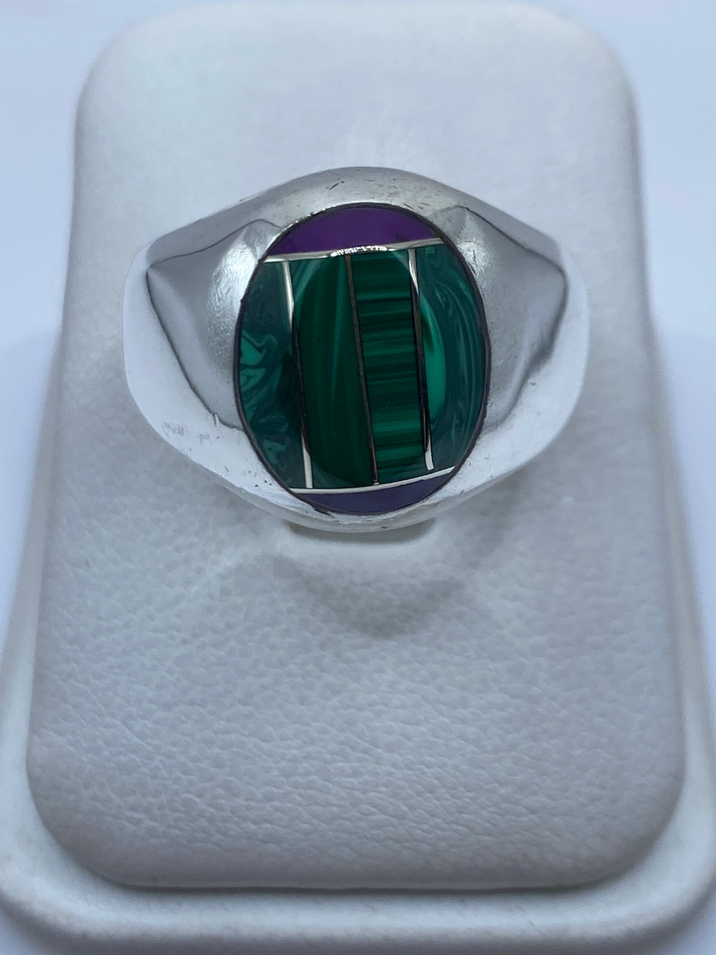 Anillo de plata .925 con malaquita verde en vista frontal, mostrando el engaste geométrico