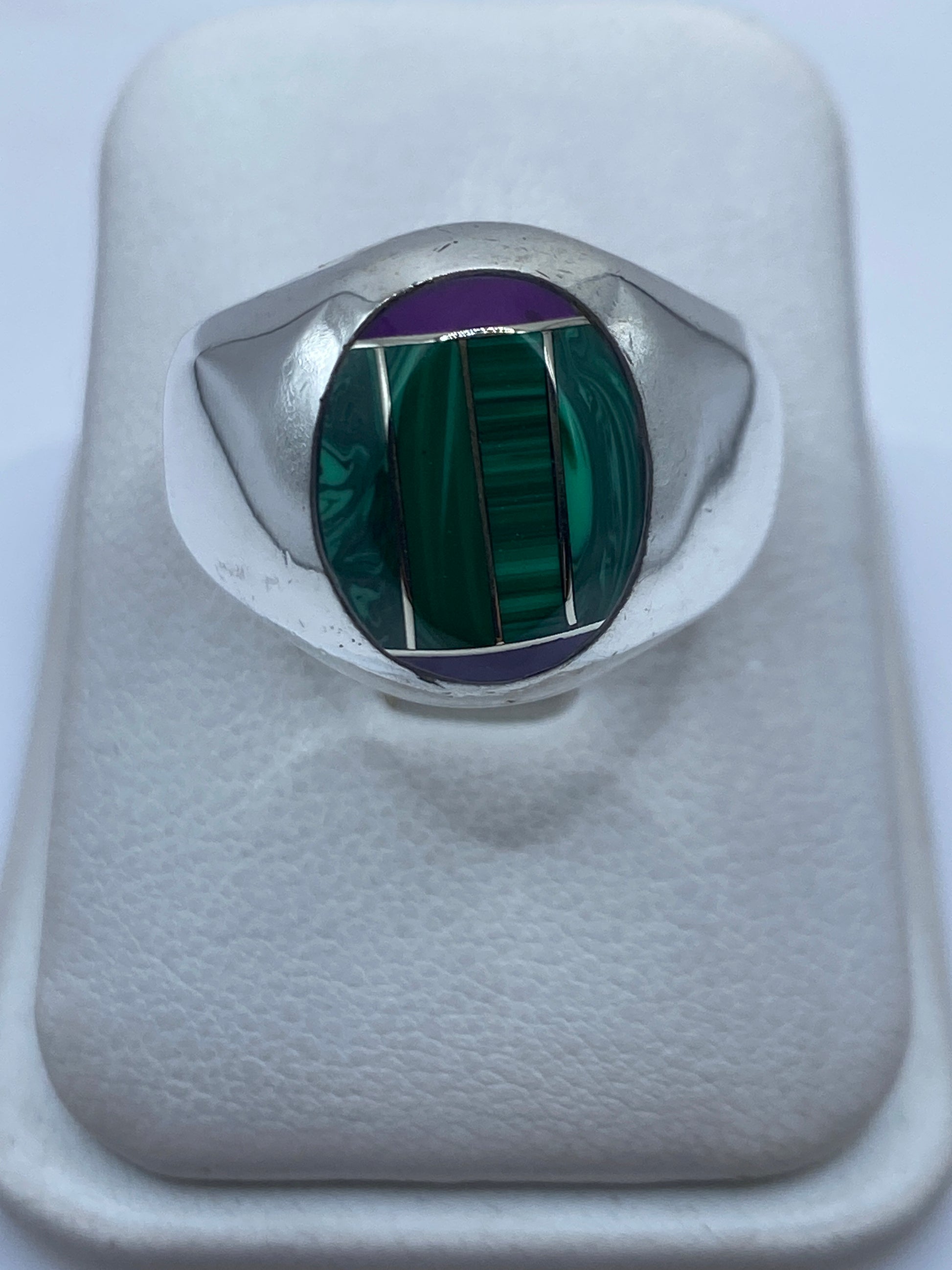 Anillo de plata .925 con malaquita verde en vista frontal, mostrando el engaste geométrico