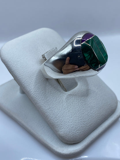 Anillo de malaquita en plata sobre la mano, talla 10, diseño unisex moderno