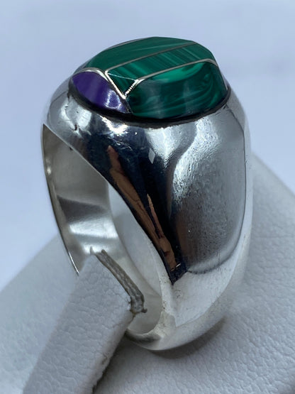 Detalle del engaste artesanal de la malaquita verde en plata de Taxco