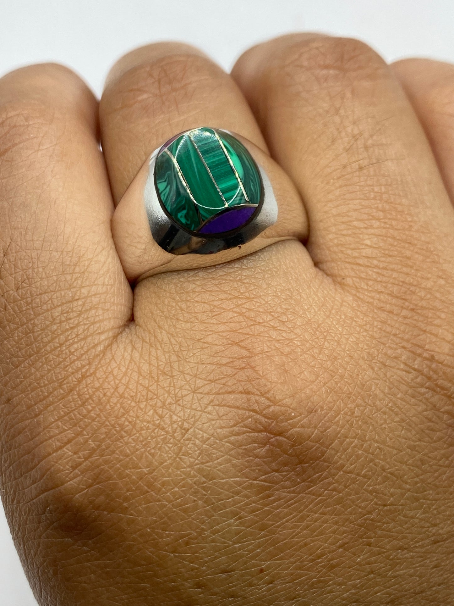 Anillo de plata malaquita en vista lateral mostrando el peso y volumen de 17 g