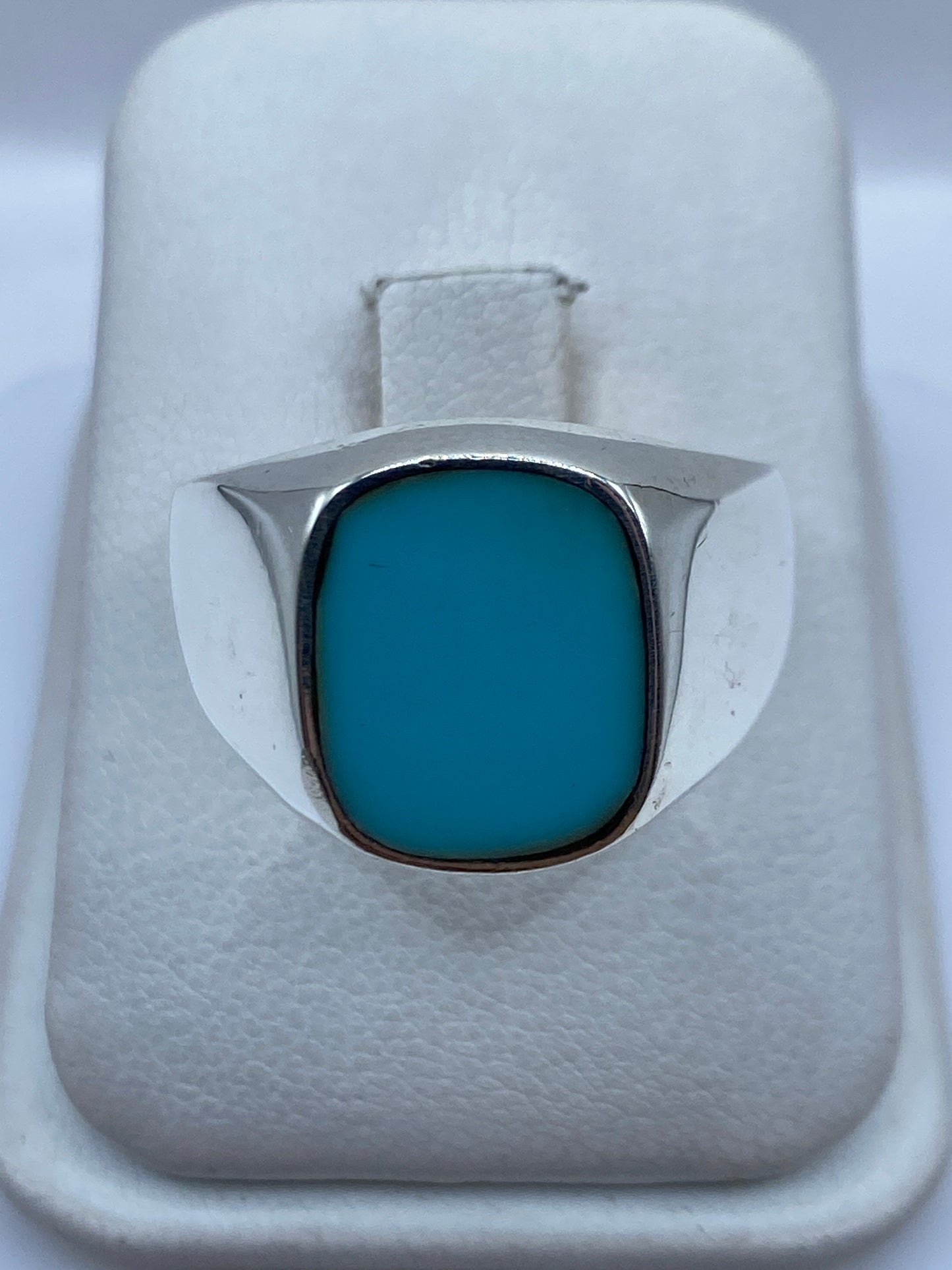 Anillo de plata .925 con piedra azul cielo engastada en marco de plata