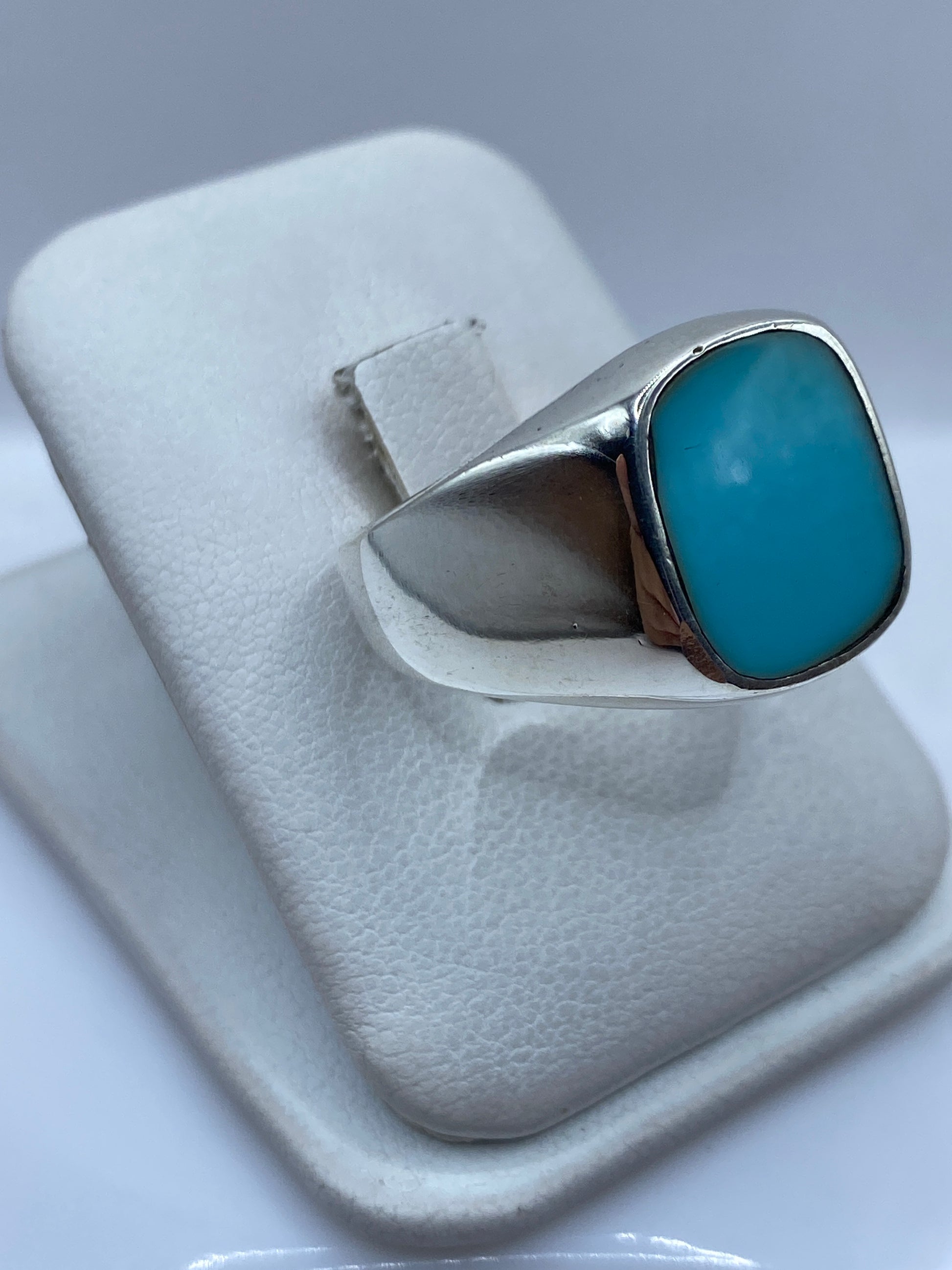 Vista lateral del anillo de plata maciza mostrando el perfil y el engaste