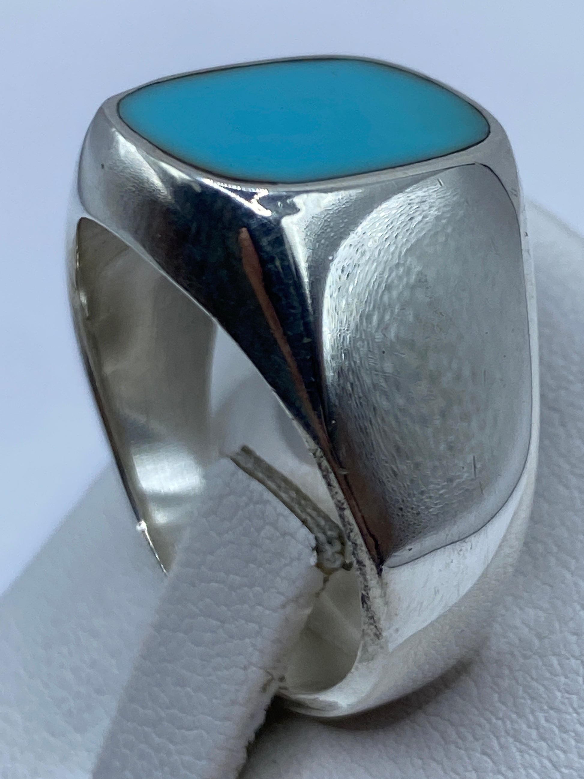 Detalle del engaste a mano de la piedra azul en la plata .925