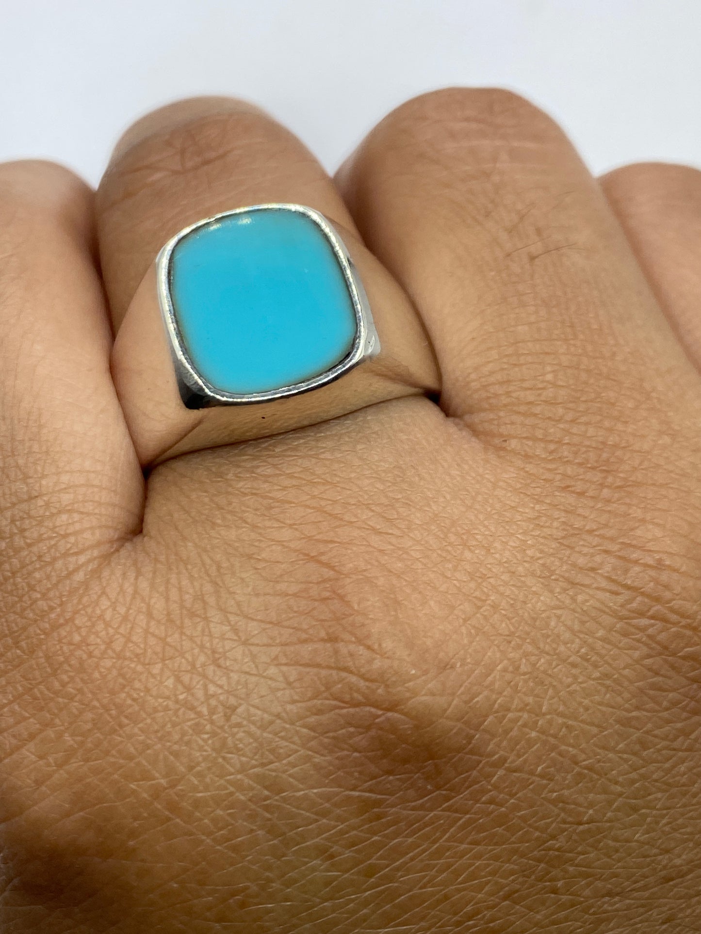 Anillo sobre blanco mostrando el Quinto .925 grabado en la banda interior