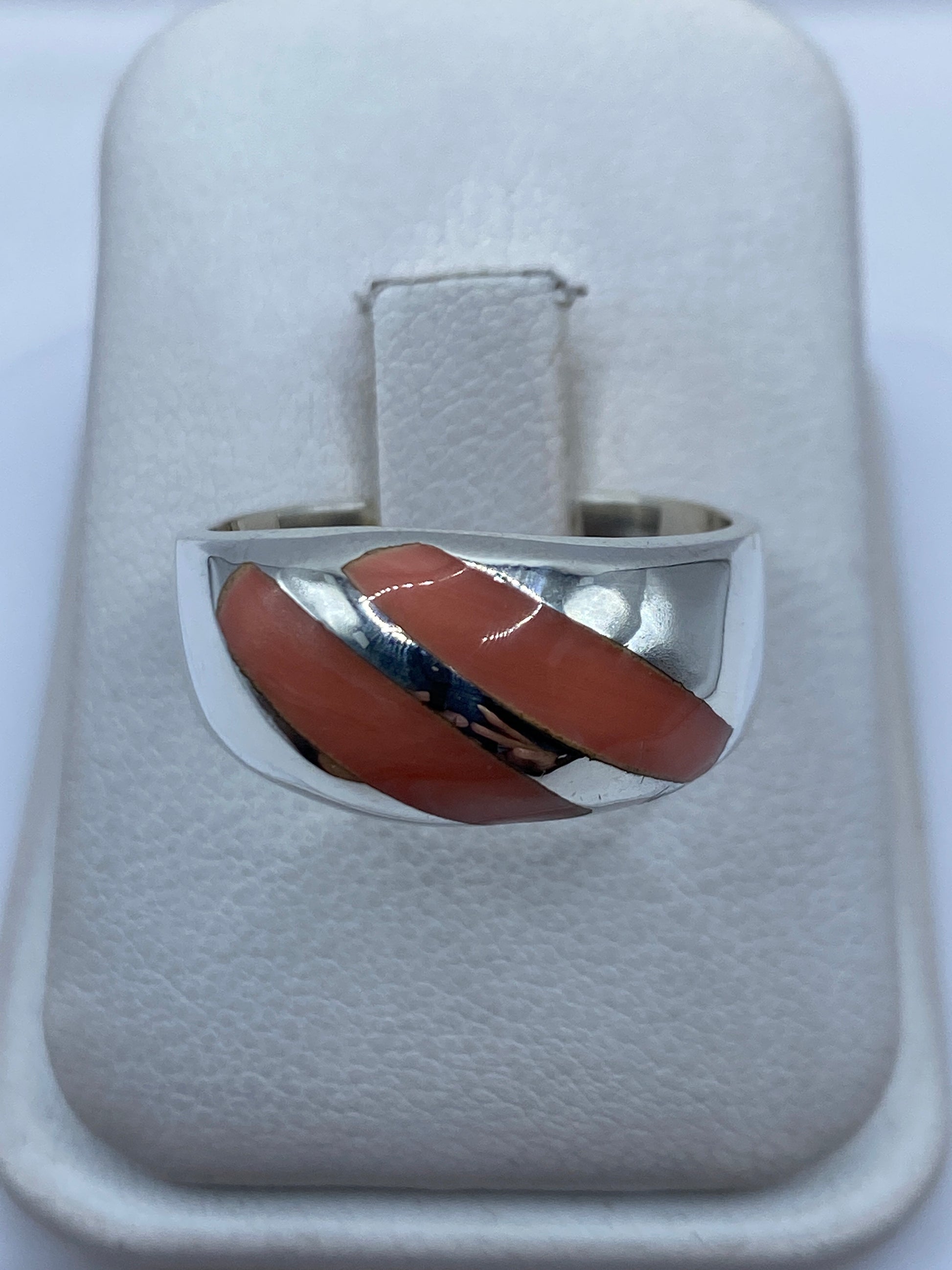 Anillo de plata con coral rojo coralino engastado a mano, vista frontal en estuche blanco