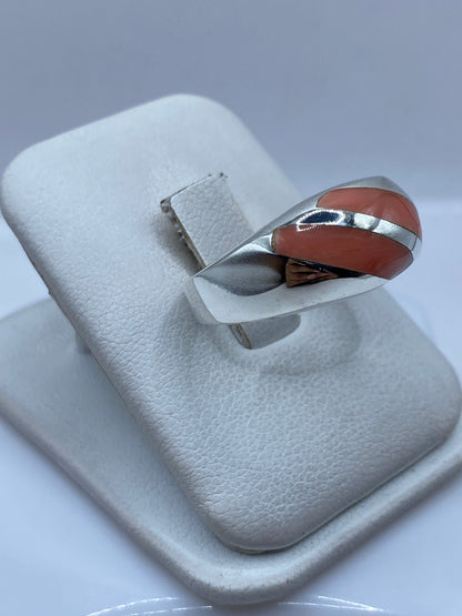 Anillo unisex de plata .925 con coral natural, lado sobre la mano mostrando el tamaño real