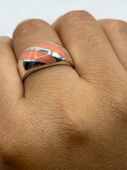 Anillo de coral en plata sobre fondo gris, marca .925 visible en el interior