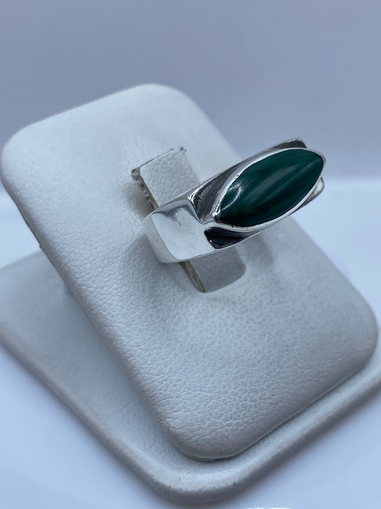 Detalle de la malaquita verde engastada a mano en plata de Taxco