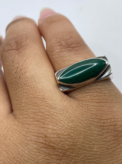 Anillo en la mano mostrando el tamaño y proporción con Quinto .925 visible