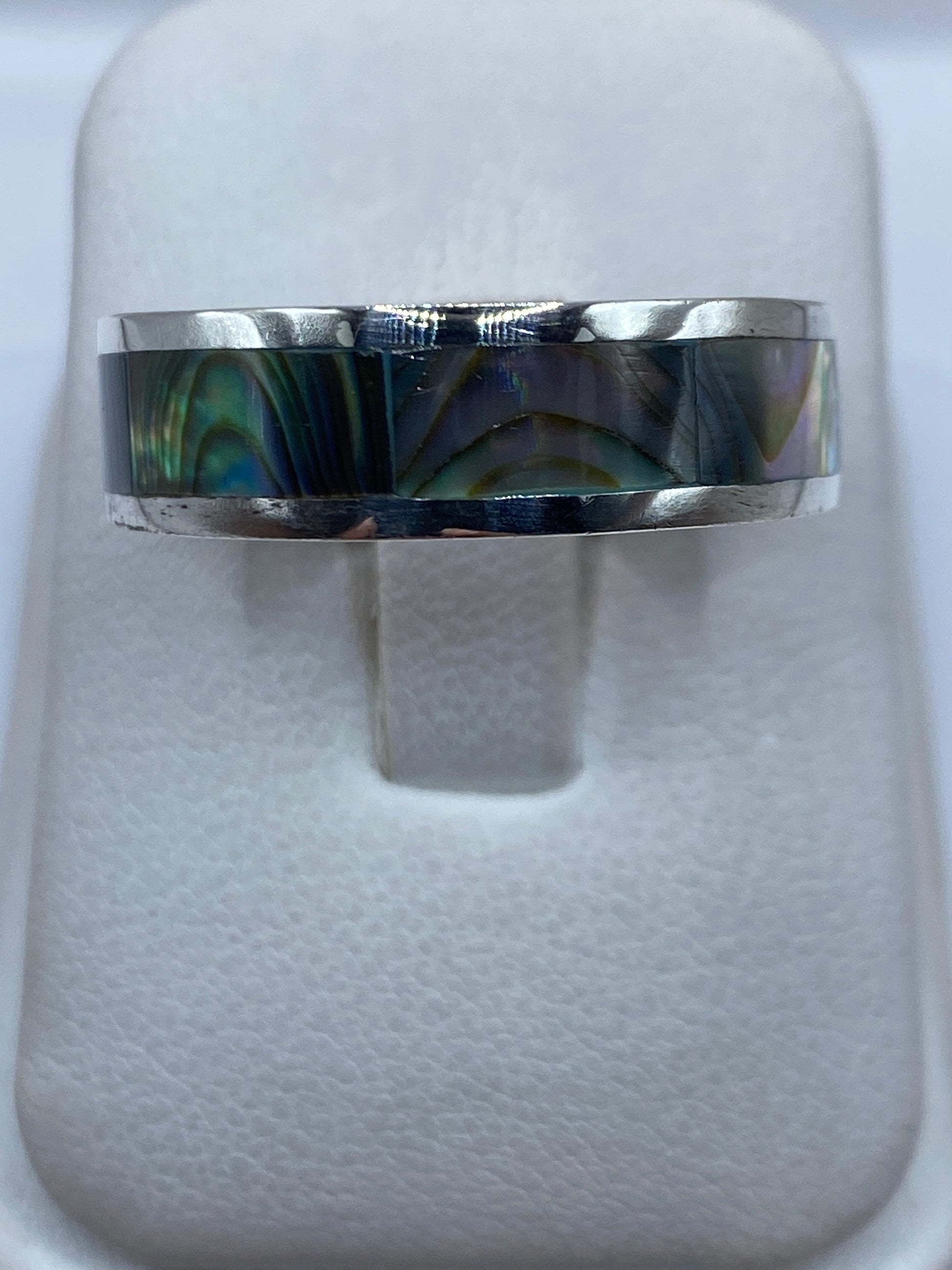 Anillo de plata .925 con incrustación de piedra en talla 12, vista frontal sobre dedo
