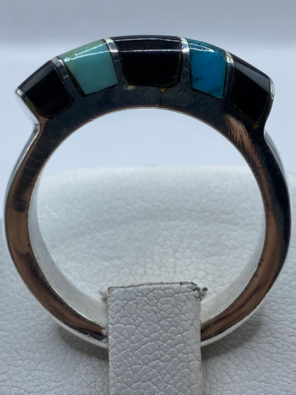 Anillo de plata turquesa en la mano mostrando el acabado pulido