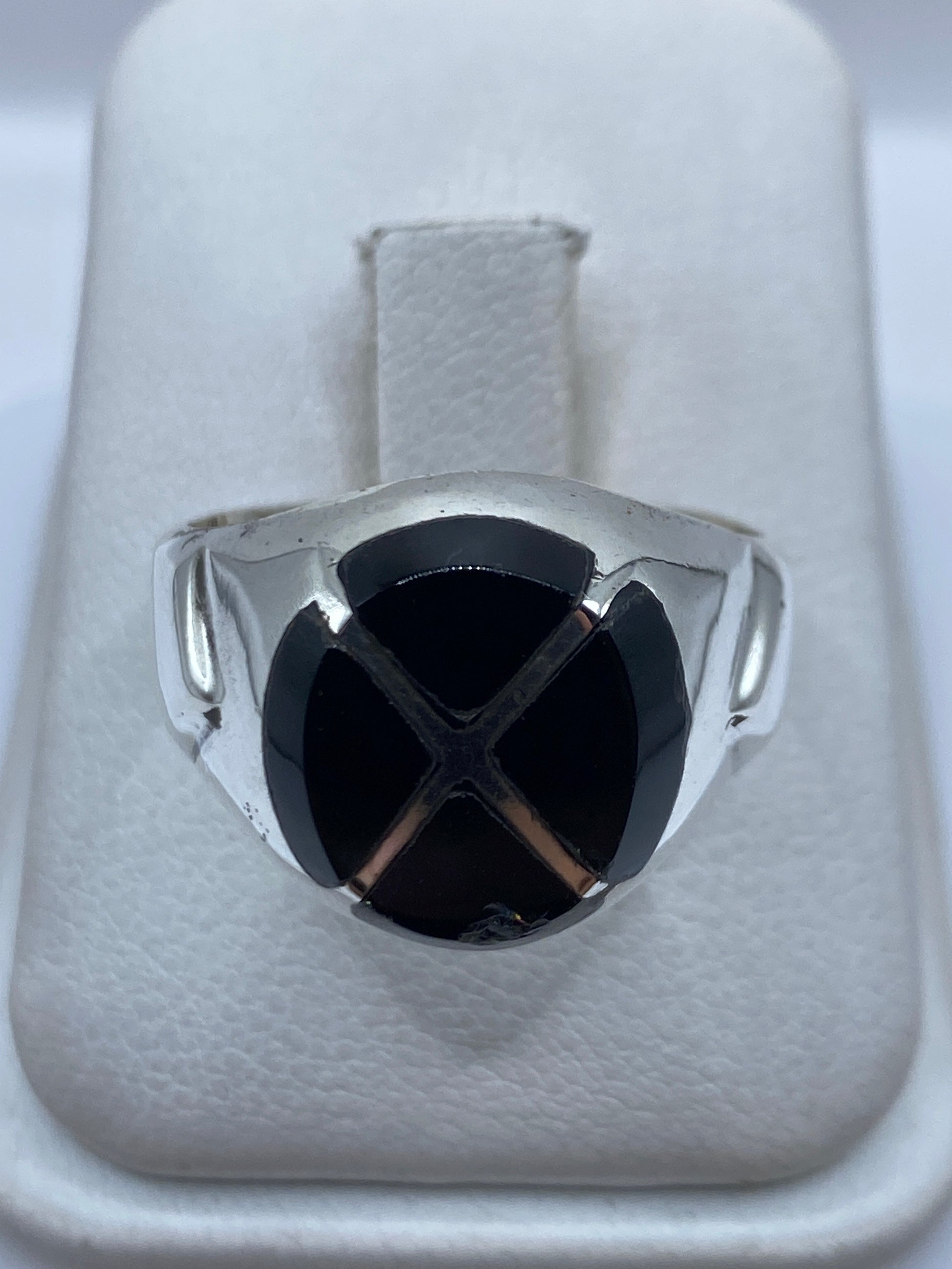 Anillo de plata .925 con ónix negro engastado, vista frontal de arriba en estuche blanco