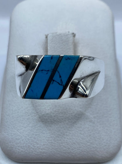 Anillo de plata .925 con turquesa azul cielo engastada, vista frontal sobre almohada blanca