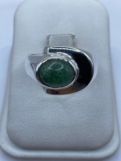 Anillo de plata .925 con piedra verde engastada, vista frontal en estuche
