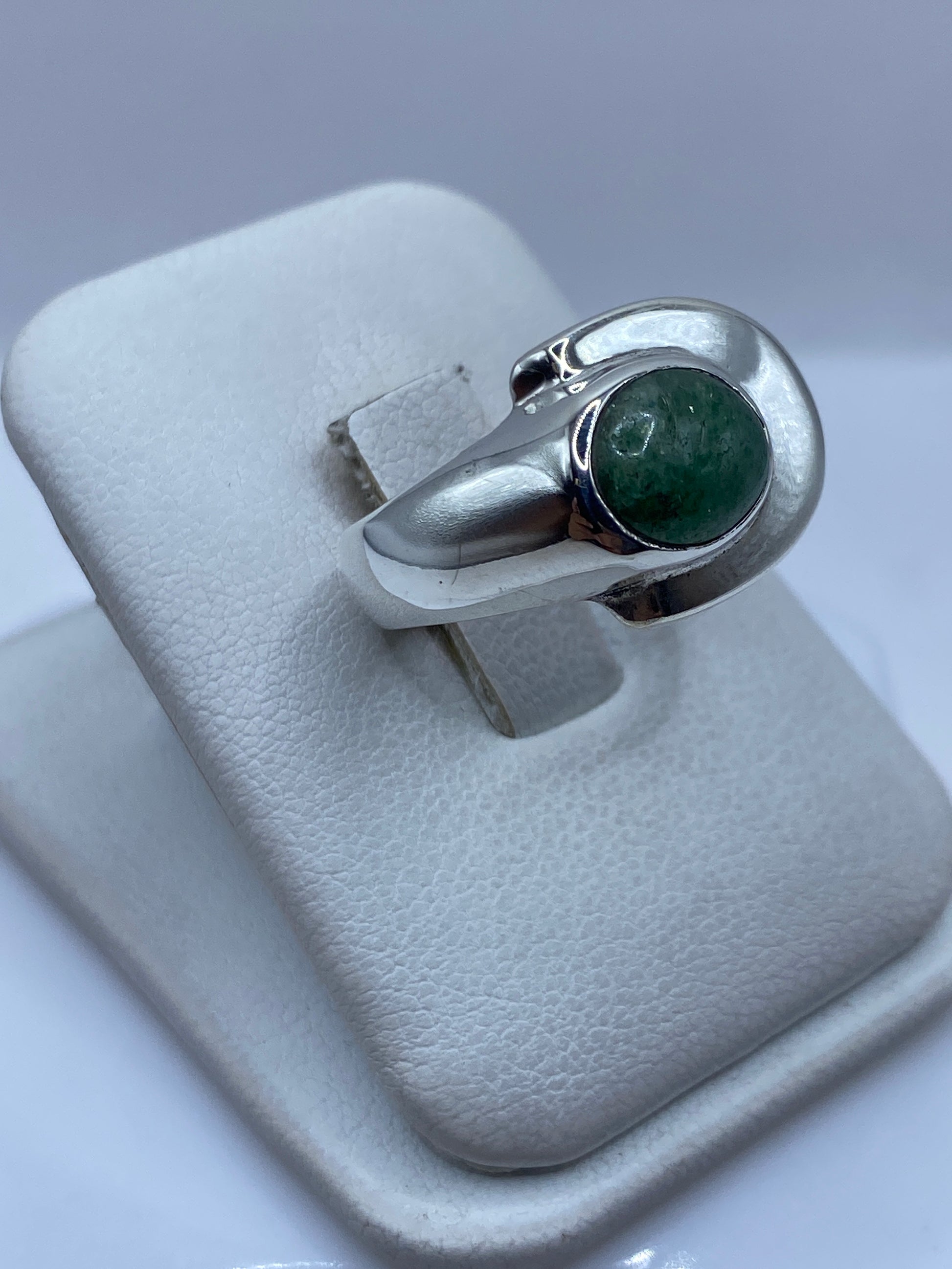 Anillo unisex de plata con piedra verde, vista lateral sobre dedo
