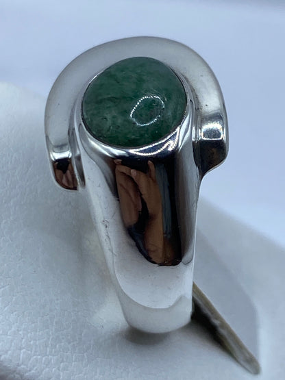 Detalle del engaste a mano de la piedra verde en plata