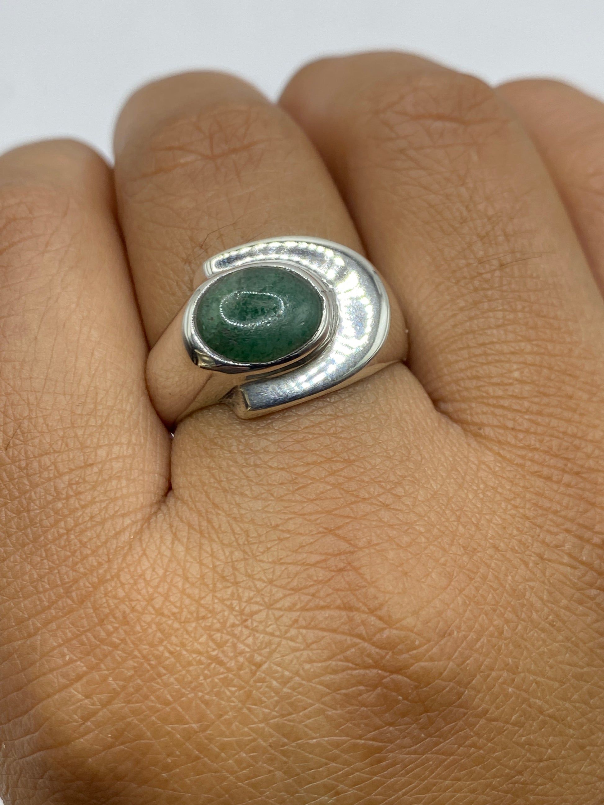 Anillo en balanza mostrando peso de 9.5 gramos, Quinto .925 visible en el interior