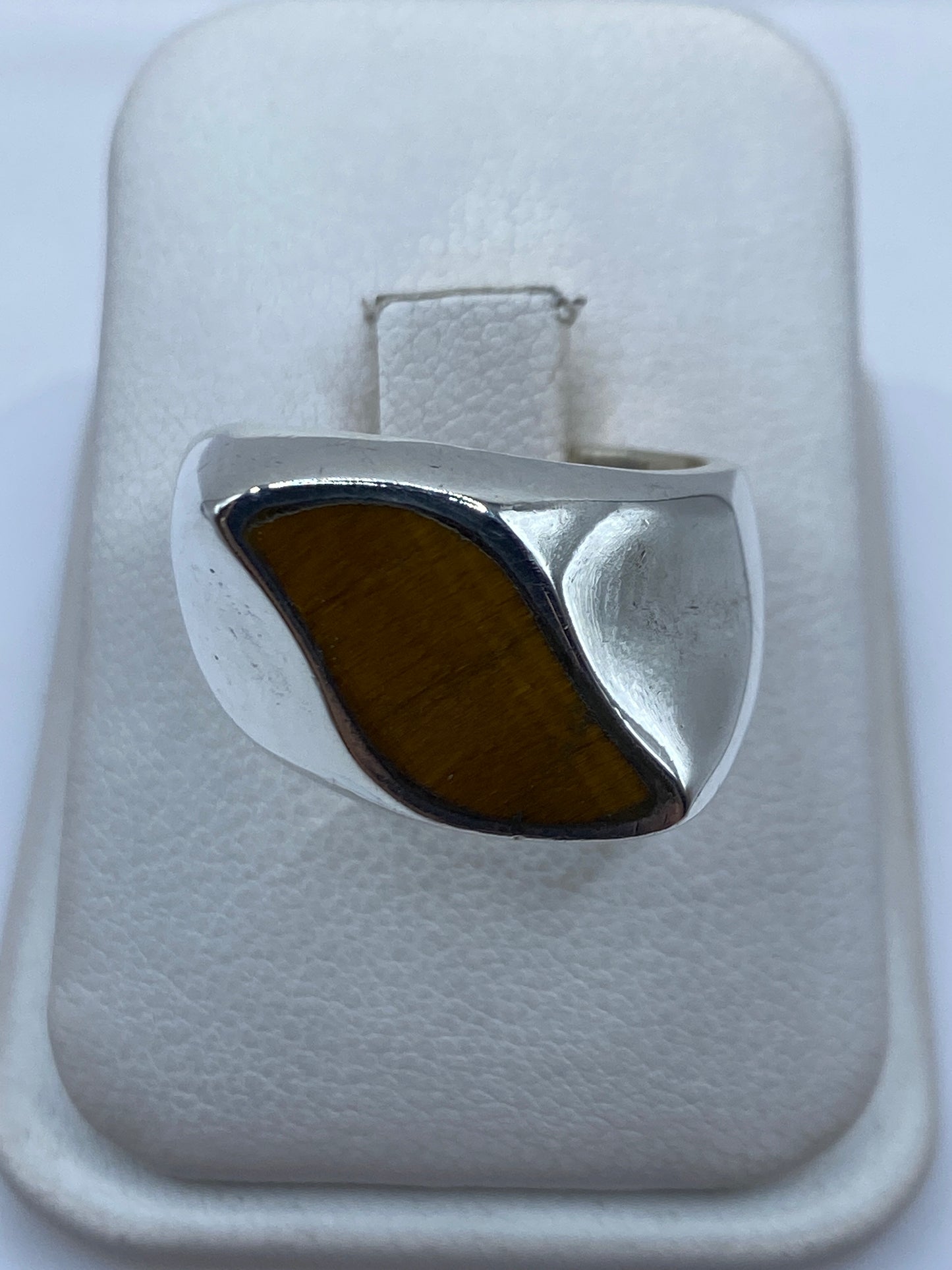 Anillo de plata .925 con piedra engastada a mano, visto de frente en estuche blanco