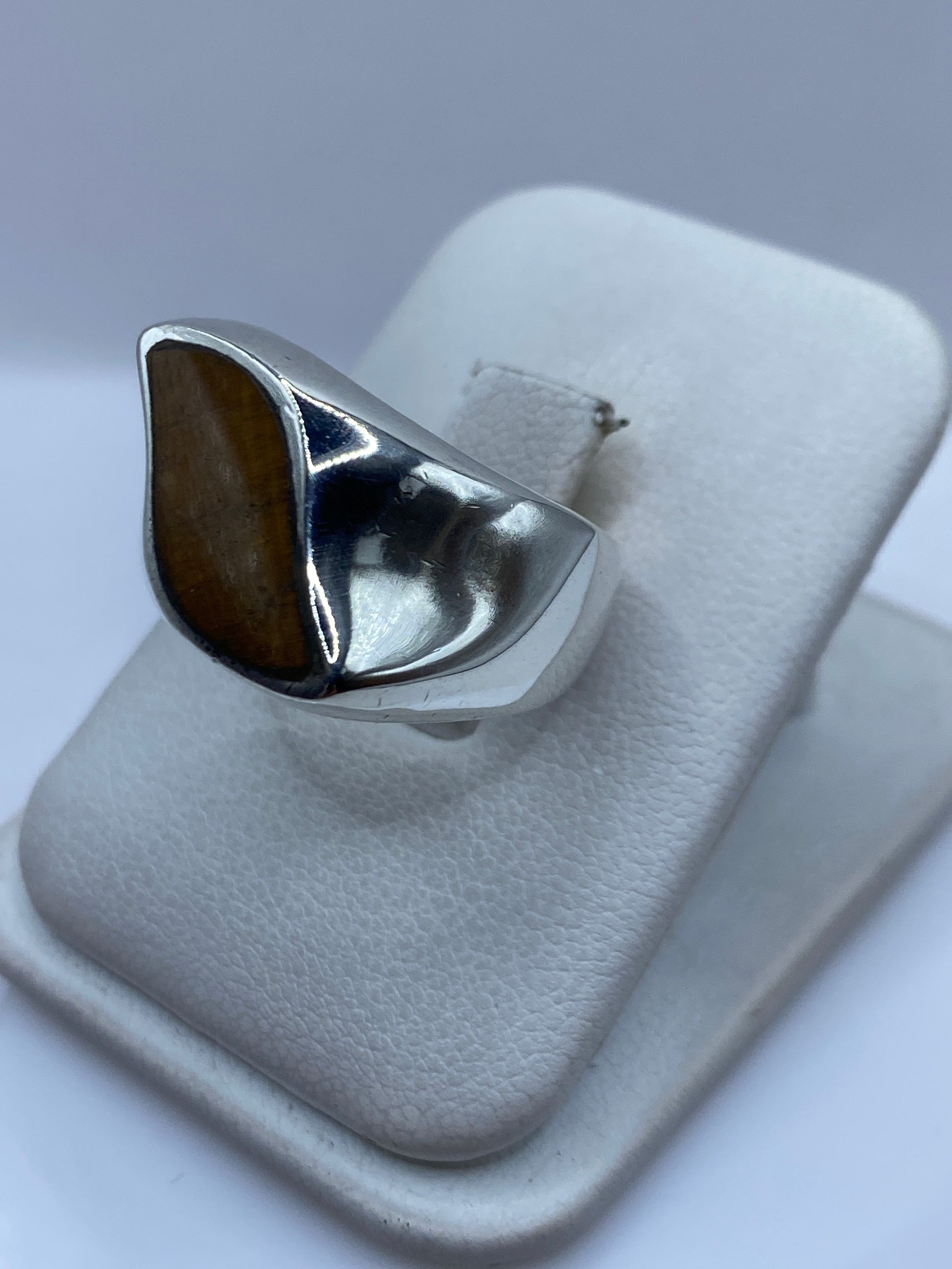 Anillo en dedo, mostrando el peso y volumen de la pieza de plata