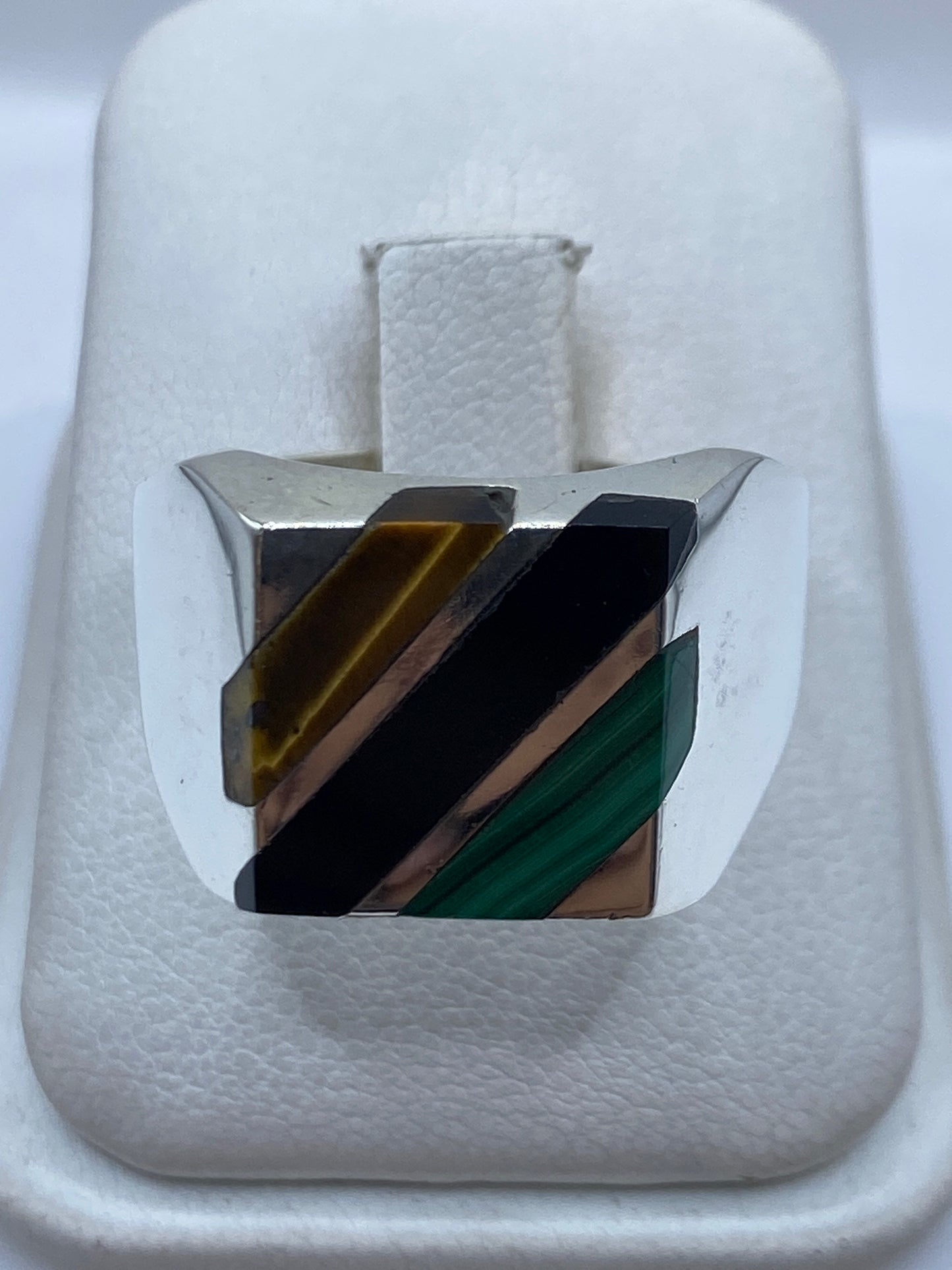 Anillo de plata .925 con malaquita verde en estuche blanco, vista frontal
