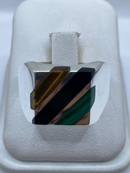 Anillo de plata .925 con malaquita verde en estuche blanco, vista frontal
