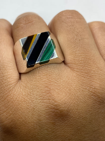 Anillo sobre fondo metálico con Quinto .925 visible en el interior