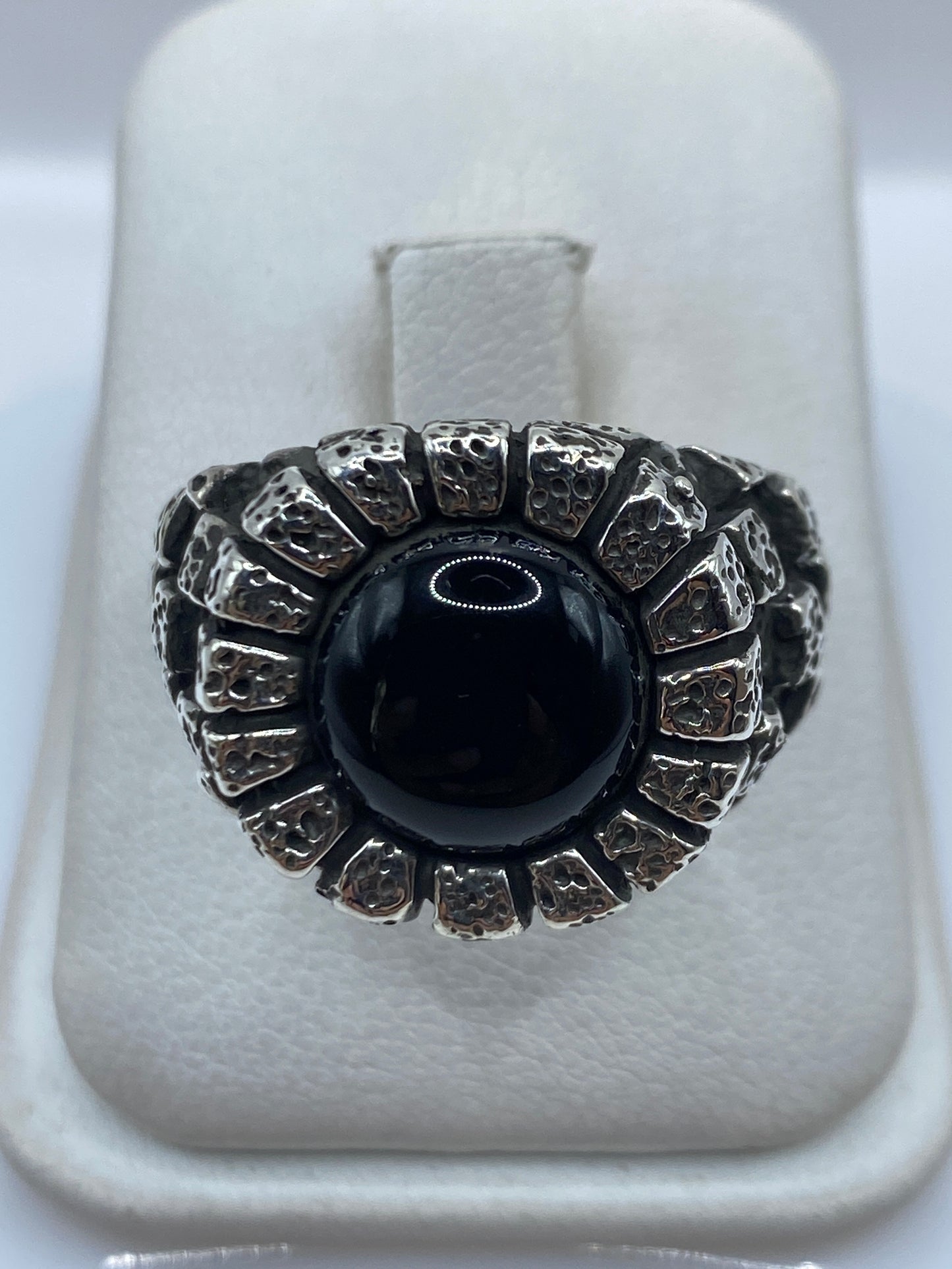 Anillo de plata .950 con ónix negro engastado, vista frontal en estuche blanco