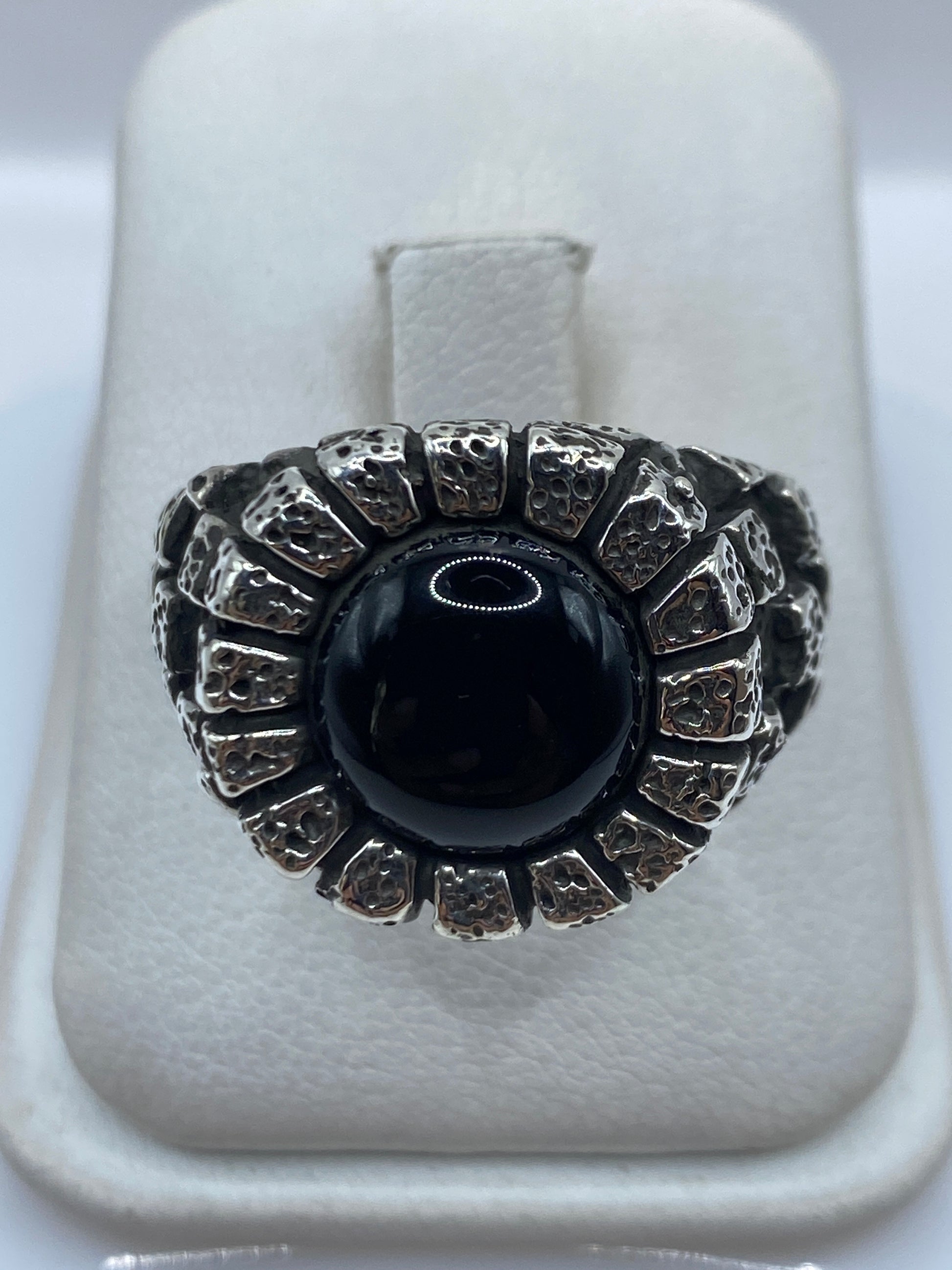 Anillo de plata .950 con ónix negro engastado, vista frontal en estuche blanco