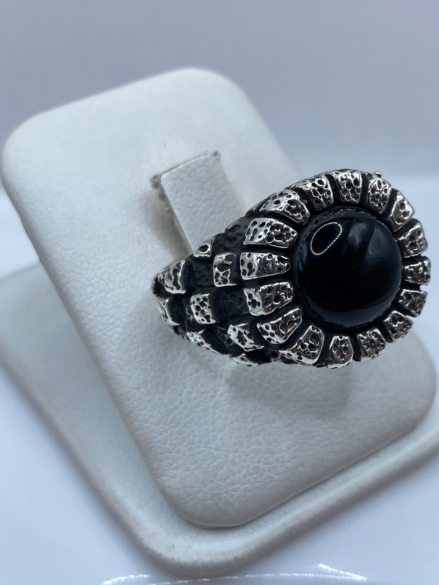 Vista lateral del anillo de plata arquitectónico con ónix negro pulido