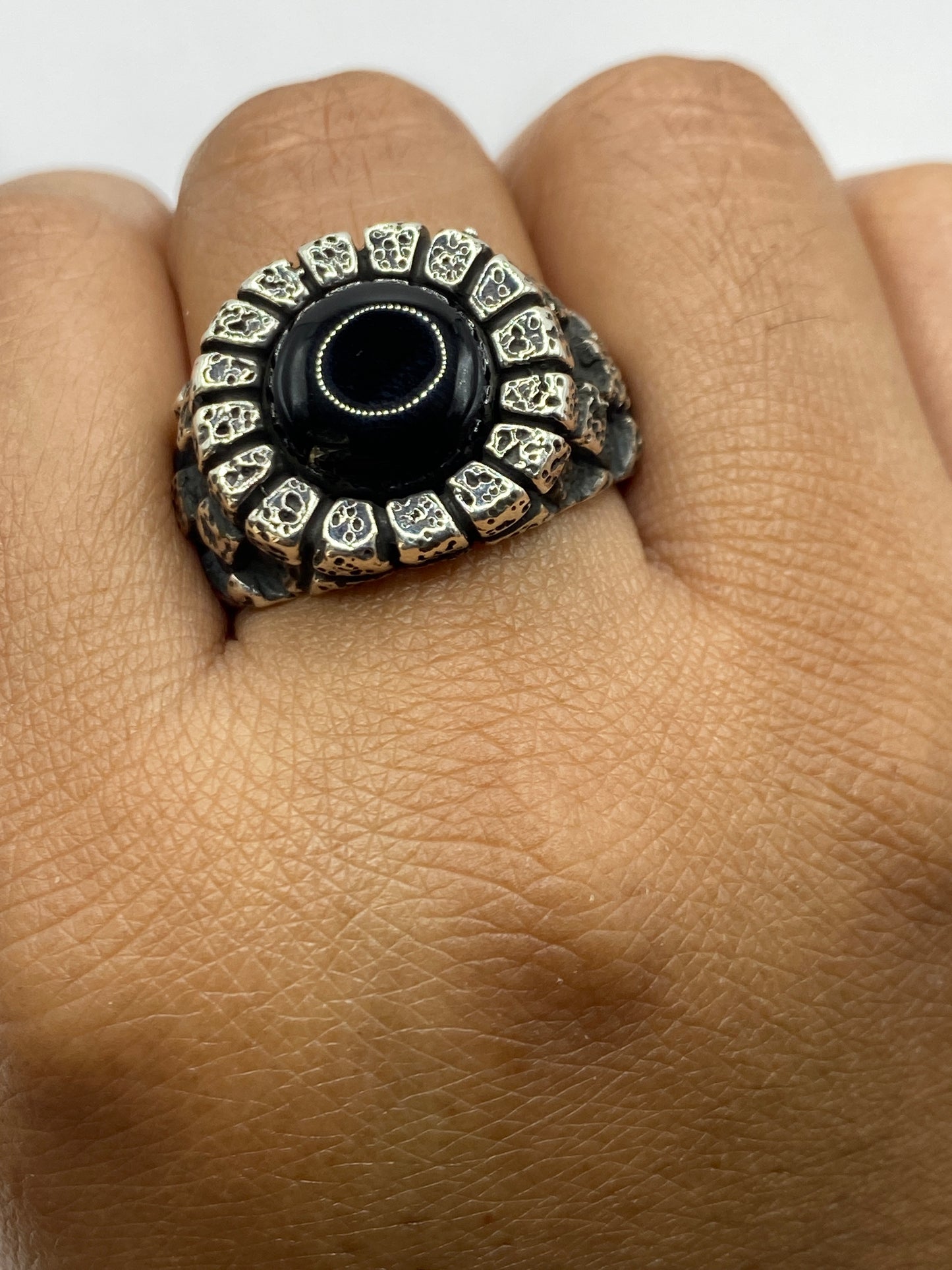 Anillo en dedo masculino mostrando peso y presencia, con Quinto .950 visible