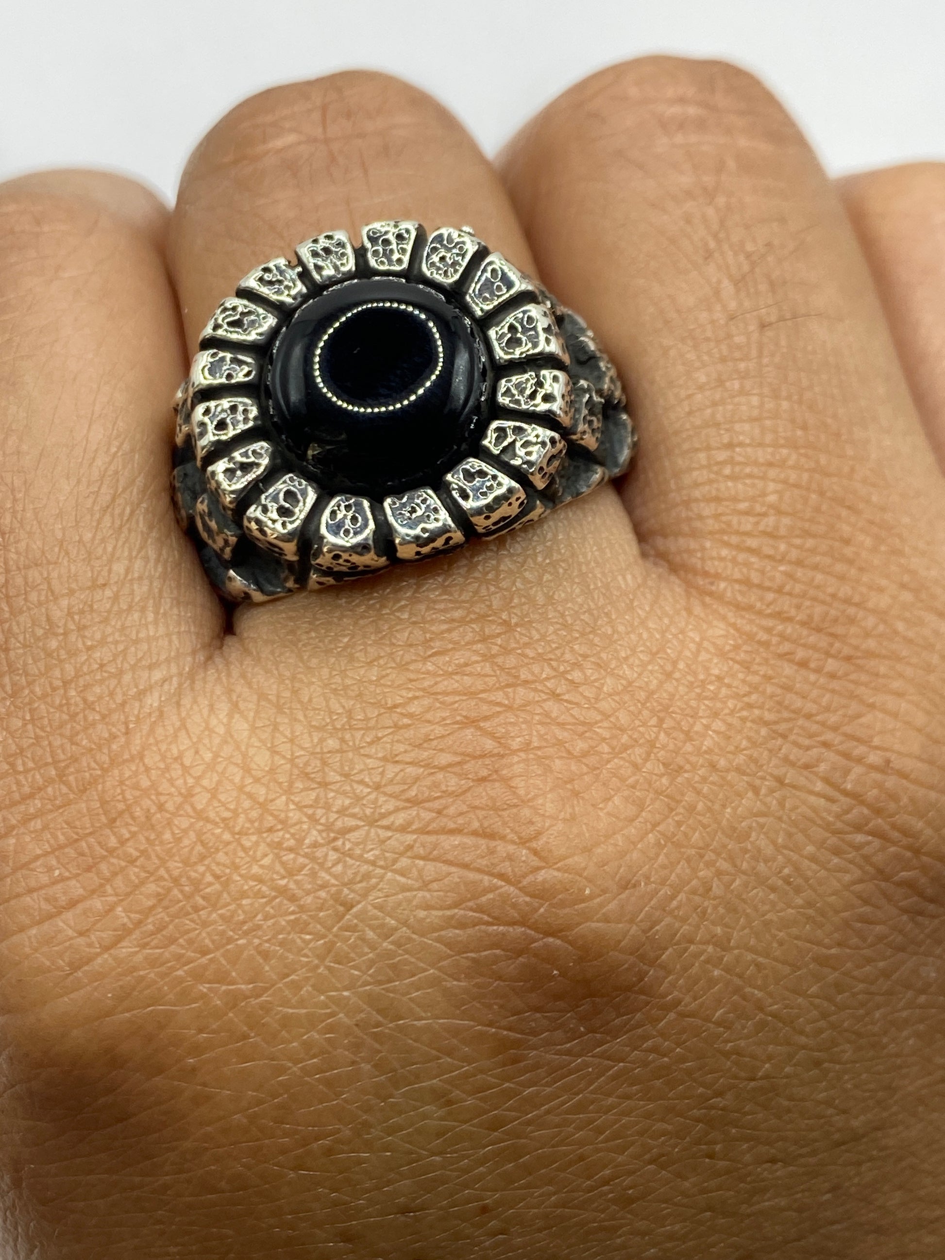 Anillo en dedo masculino mostrando peso y presencia, con Quinto .950 visible