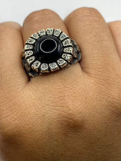 Anillo en dedo masculino mostrando peso y presencia, con Quinto .950 visible