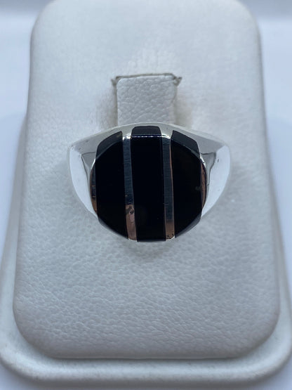 Anillo de plata .925 con ónix negro engastado, vista frontal en estuche blanco