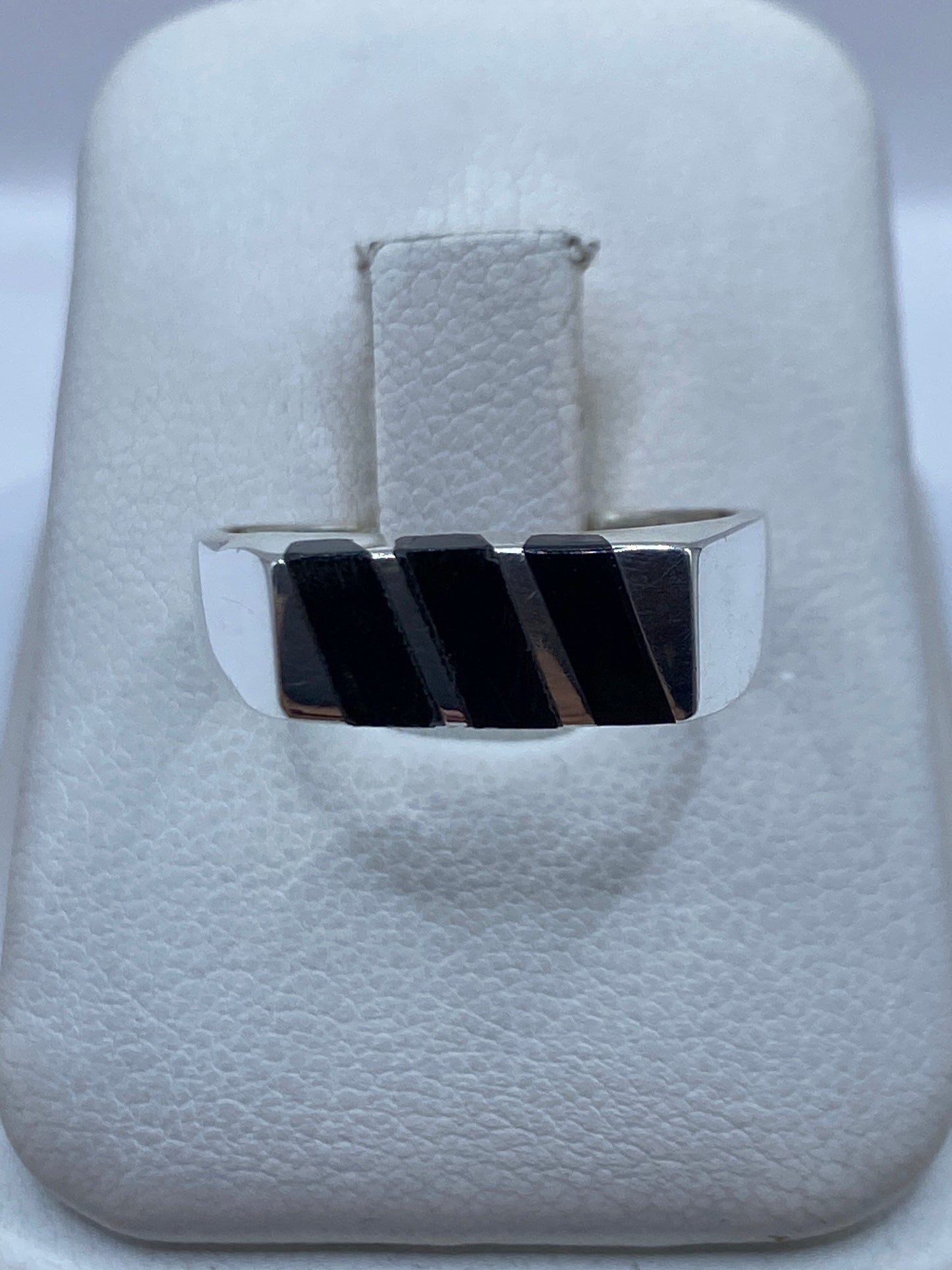 Anillo de plata .925 con ónix negro engastado en banda minimalista