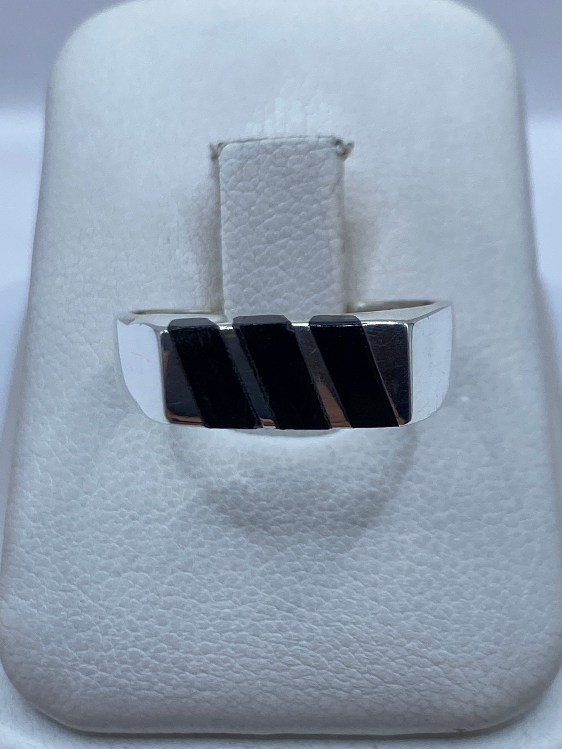 Anillo de plata .925 con ónix negro engastado en banda minimalista