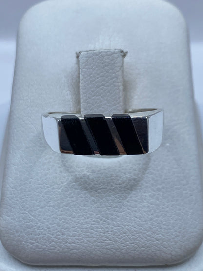 Anillo de plata .925 con ónix negro engastado en banda minimalista