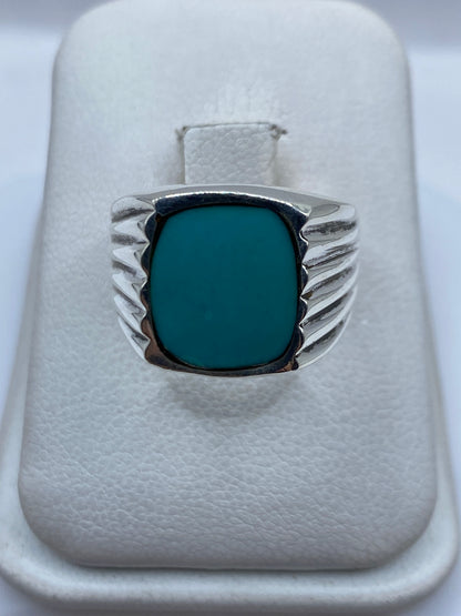 Anillo de plata con turquesa azul cielo en estuche blanco, vista frontal