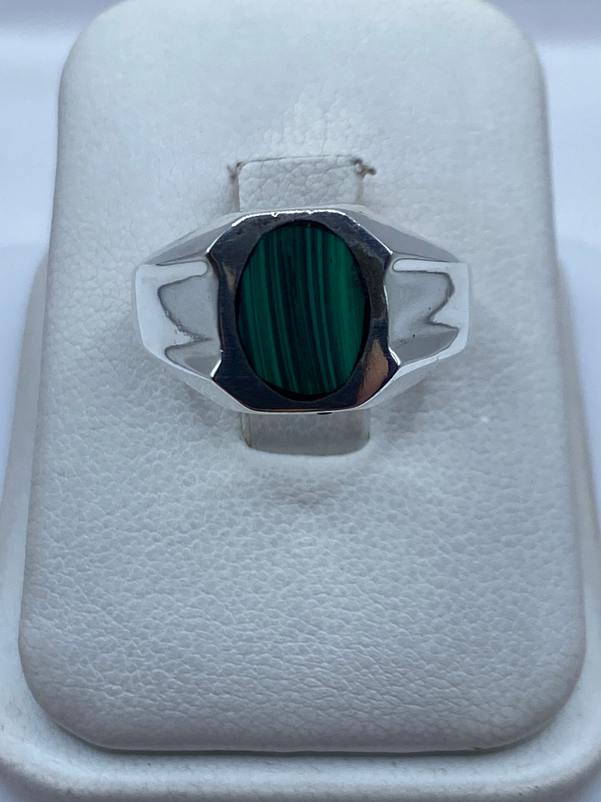Anillo de plata con malaquita verde engastada, vista frontal en estuche blanco
