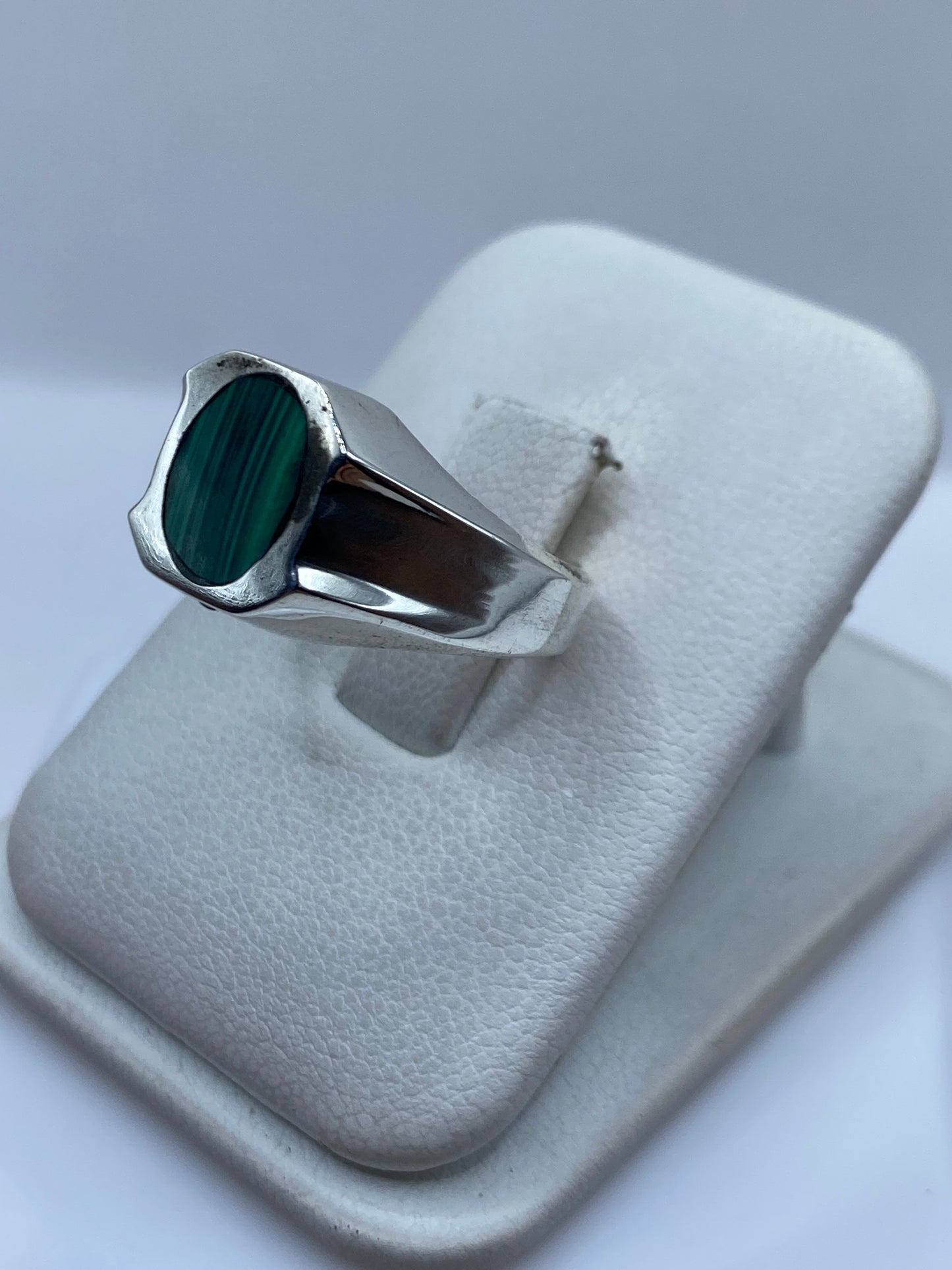 Anillo de plata .925 con malaquita en dedo, mostrando el verde intenso de la piedra