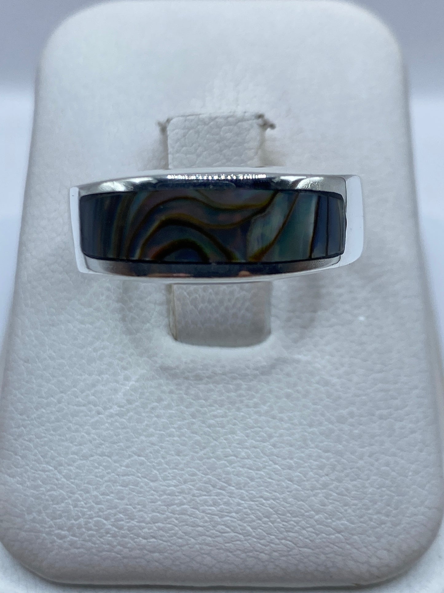 Anillo de plata .925 con incrustación de piedra, mostrado en caja de presentación blanca